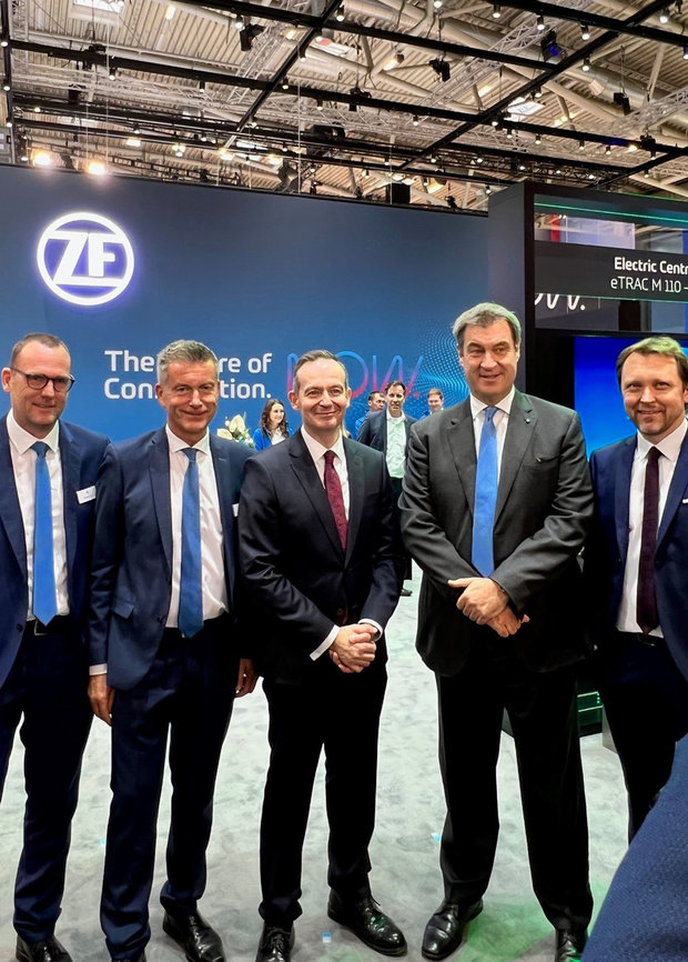 Bundesverkehrsminister Volker Wissing (FDP) und der bayerische Ministerpräsident Markus Söder (CSU) eröfnneten die bauma 2022 in München und besuchten den Messestand von ZF.