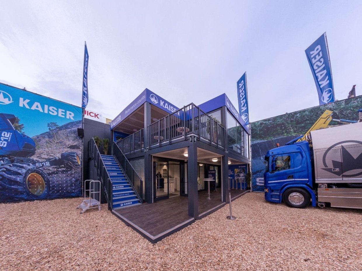 Containerpavillon 2-geschossig auf der bauma 2022 mit überdachten Bereichen und Terrasse
