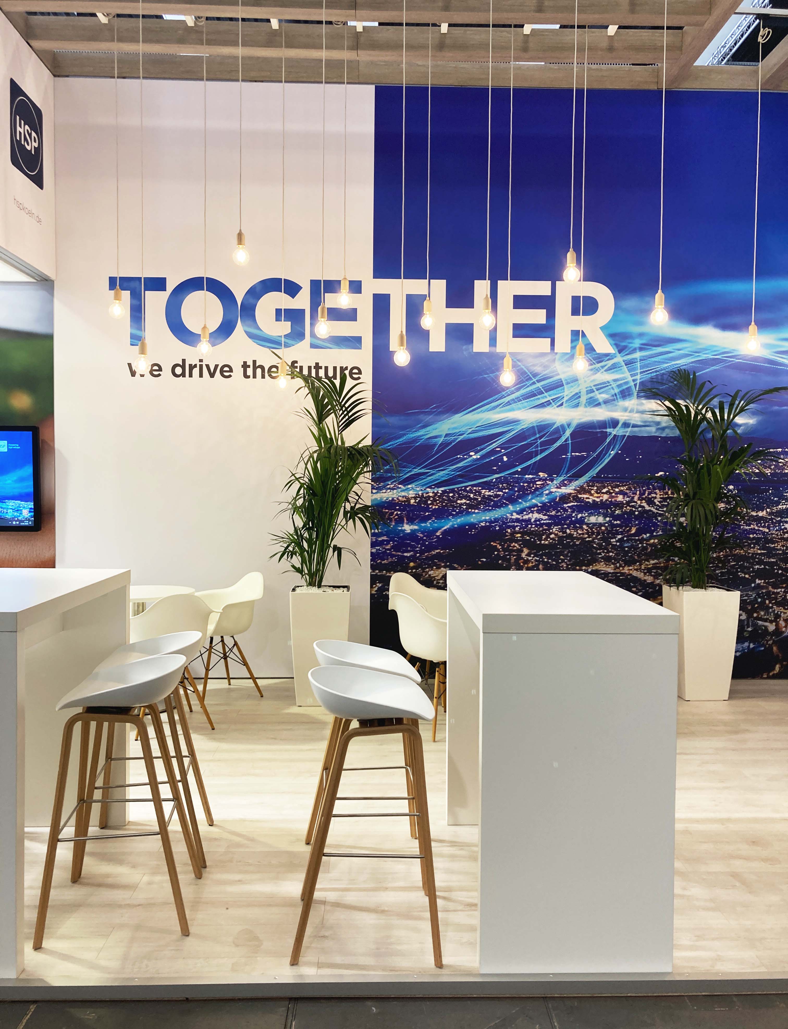 Loungebereich am Messestand der Trench Group und HSP Hochspannungsgeräte GmbH 