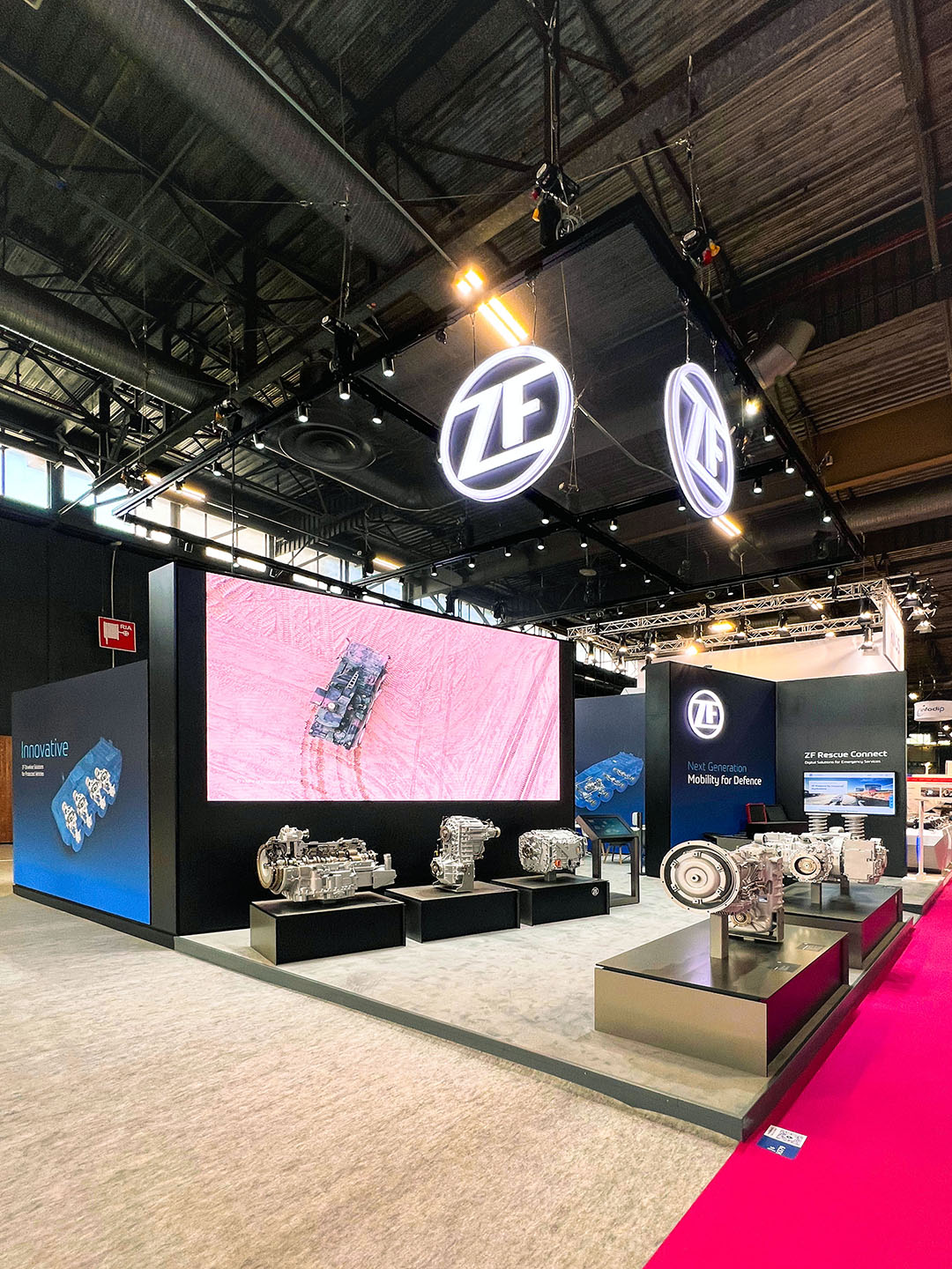 ZF Messestand auf der Eurosatory in Paris